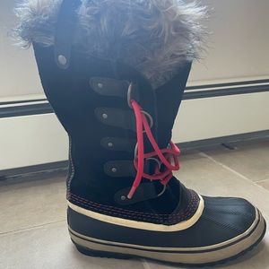 Gently worn Sorel Women’s size 9 Faux Fur lined winter boots
